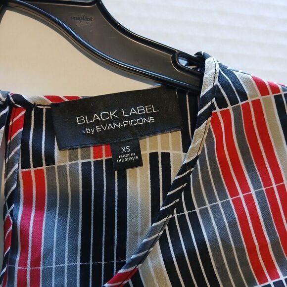 Black Label By Evan-Picone XS Blouse no Sleeves one Button in Back Red & Black. - Picture 3 of 3